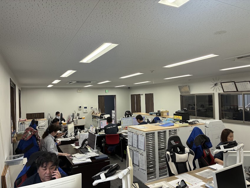 配車業務の事務所風景